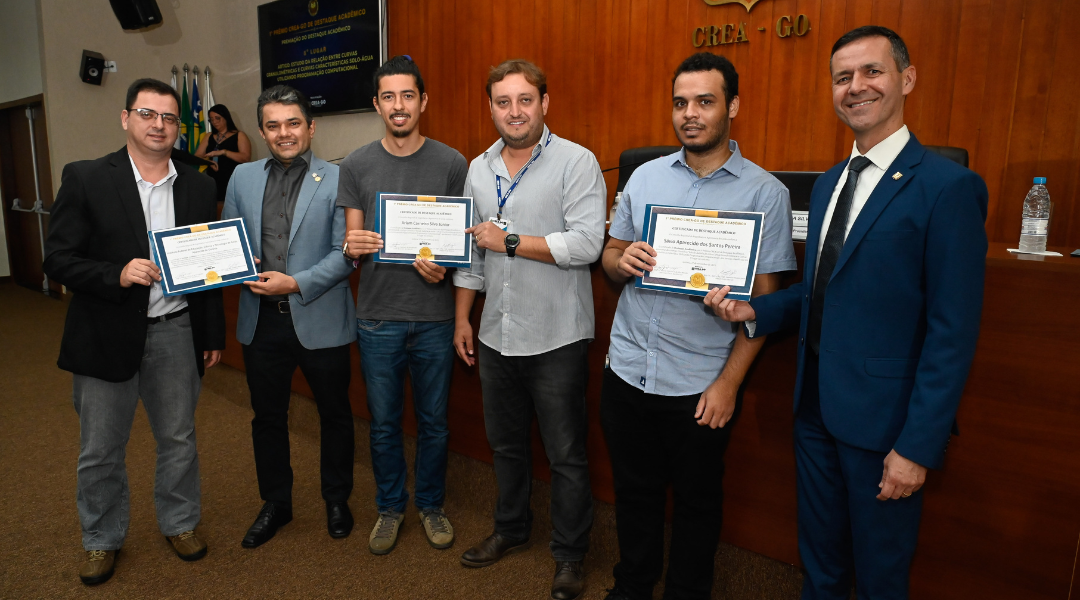 Professor Arlam Carneiro e o ex-aluno Sávio Pereira (3º e 5º da esquerda para a direita, respectivamente) no momento em que receberam os certificados de Destaque Acadêmico. Os professores Thiago Mendes (IFG) e Gilson Gitirana (UFG) não estão na foto, mas são coautores do artigo premiado e também receberam os Certificados. Autoria da foto: CREA/GO